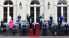 El rey de los Pa�ses Bajos (en el centro) posa con el nuevo Gobierno de Rutte.