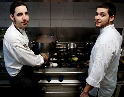 Julio y Dani, en su cocina ourensana.