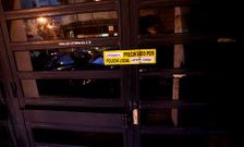 Puerta de La Sala, en la calle del Pintor Joaqu�n Vaamonde, precintado el pasado domingo.