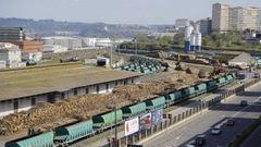Vista de la estación de mercancías de San Diego, en primer término, y del muelle petrolero con sus tanques, al fondo
