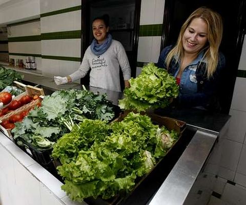 El economato social está ubicado en Monte Porreiro.