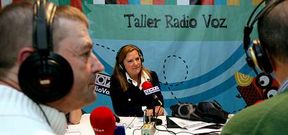 La periodista Eva Mill�n, al fondo, conduce los magazines del fin de semana de RadioVoz.