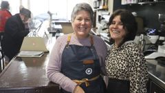 Daysi Delgado, junto a su hija Gabriela, en el veterano establecimiento de la plaza de O Inferni�o