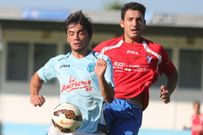 Borja corre tras el bal�n persguido por un jugador del Villestro. 