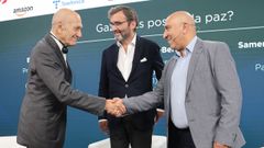 El ex primer ministro Israel, Ehud Olmert (izq), y el poltico activista palestino de Jerusaln, Samer Abdelrazzak Sinijlawi, (d) sedan la mano tras su debate sobre la situacin en Gaza en el Foro La Toja, en presencia del moderador y diplomtico, Pablo Garca-Berdoy.