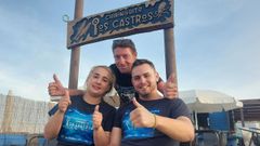 Diego L�pez (a la derecha), con dos de los empleados del chiringuito Playa Os Castros la temporada pasada.