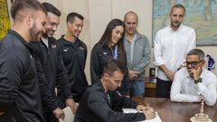 El acto se celebr� al mediod�a en la alcald�a.