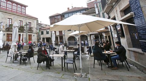 Terrazas llenas en la zona vieja de Pontevedra