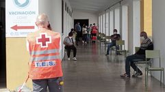 Pacientes que acaban de recibir el pinchazo esperan en el exterior del centro de vacunaci�n de Monforte por si sufren alguna reacci�n adversa