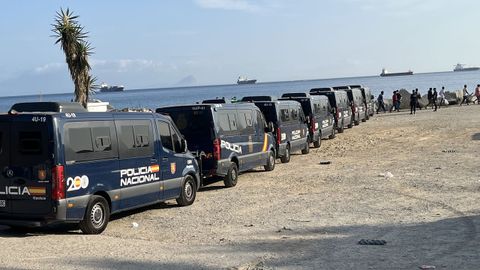 Despliegue policial para el desalojo de la playa del Trampol�n