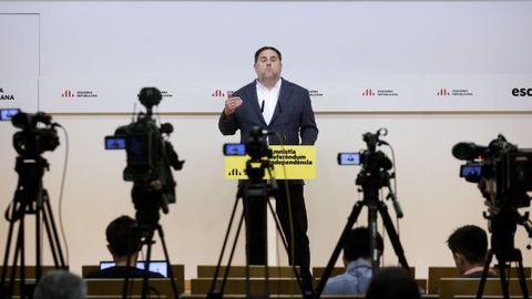 El l�der de ERC, Oriol Junqueras, este lunes en rueda de prensa sobre el espionaje al presidente del Gobierno y a la ministra de Defensa