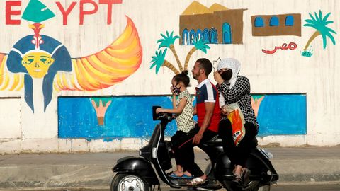 Las mascarillas también se han hecho un hueco en el día a día de los ciudadanos de El Cairo