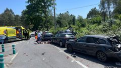 Uno de los coches qued� volcado en el arc�n y el otro en medio de la calzada