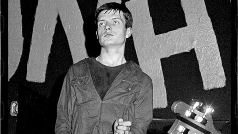 Ian Curtis (Inglaterra; Stretford, Lancashire, 1956-Macclesfield, Cheshire, 1980), en el concierto que Joy Division ofreci� el 28 de julio de 1979 en el Mayflower Club de Birch Street, en Manchester. 