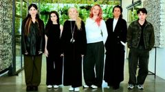 Los cuatro estudiantes acompaados por Carla Sozzani y Sara Sozzani Maino en la sede de la Fondazione Sozzani en Miln.

