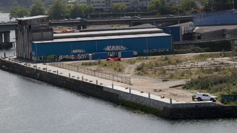 Parte de la base del paseo mar&iacute;timo en A Pasaxe ya es visible en la zona del cantil del muelle