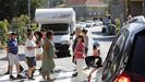 Vecinos de O Hio cruzan un paso de cebra para cortar el tráfico a las playas