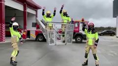 El v�deo de los bomberos de Carballo�para animar a Roi