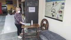 Una mujer con mascarilla en el museo geol�gico de Quiroga