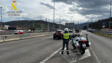Guardia Civil de Tráfico en el Corredor del Nalón