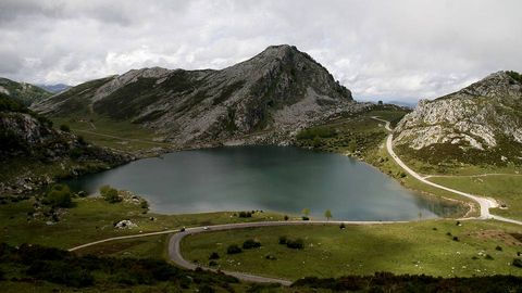 Los Lagos de Covadonga, situados en los Picos de Europa son unas hermosas formaciones glaciares que atraen al turismo por su belleza paisajstica natural.