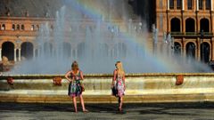 Un pequeño arcoiris se puede ver en una fuente en Sevilla, en plena ola de calor.