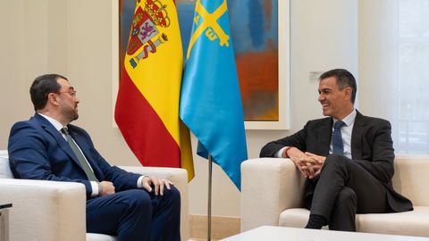 El presidente del Gobierno, Pedro Snchez (d), durante su reunin con el presidente del Principado de Asturias, Adrin Barbn (i)