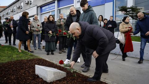 Familiares y amigos, el pasado diciembre en la inauguraci�n del monolito instalado en homenaje a la pareja fallecida
