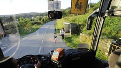 Un bus cubrindo unha ruta escolar nunha foto de arquivo