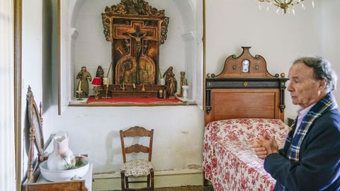 Casa de Trasalba. O pazo, localizado no concello ourens�n de Amoeiro, onde residiu o intelectual, acolle o museo que leva o seu nome. O presidente da Fundaci�n Otero Pedrayo, Eduardo L�pez Pereira (na imaxe), vela por manter este espazo no que se conservan intactos os seus obxectos persoais e os seus cuartos.
