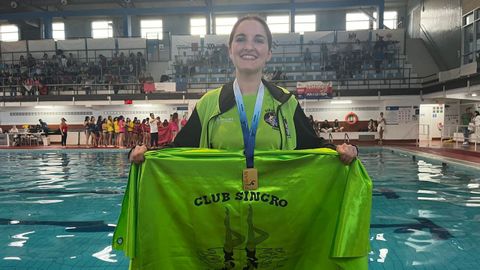 Ainhoa Lechuga con el metal cosechado en Vigo.