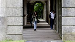 J�venes paseando por el entorno del Colegio Mayor de Fonseca, en Santiago