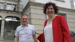 Ux�a Lemus (PSOE), con Rafael Sisto (Son de Teo) tras el acto de toma de posesi�n de este como alcalde en junio del 2019, con el apoyo del grupo socialista