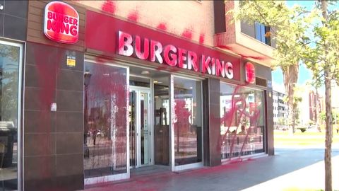 Fachada del establecimiento de Valencia rociado con pintura roja