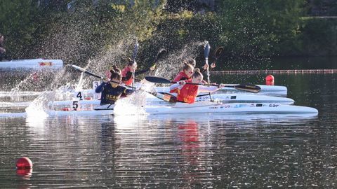 En primer trmino, el barco de Carolina Garca, a la marca, y Sara Ouzande durante e selectivo del K2 500 femenino