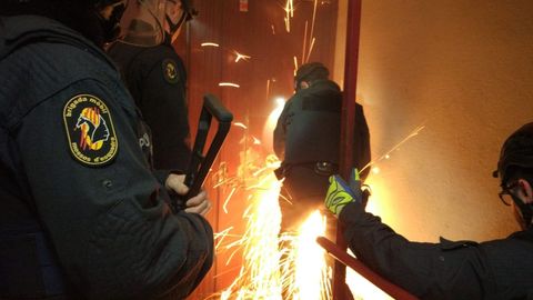 Los Mossos emplearon sierras radiales para acceder a los recintos de los narcos