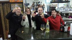 Eduardo Cid, en el centro, celebra en el Bar Chico el premio de la Bonoloto
