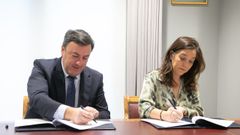El presidente provincial y la alcaldesa durante la firma del acuerdo.