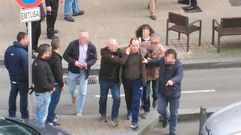 Momento en que el atracador es detenido tras retener a los rehenes de una sucursal de la Caixa en Gij�n