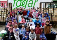 Los alumnos del colegio Eugenio L�pez de Cee con los tapones solidarios que reunieron.