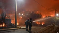 Dos bomberos se enfrentan a las llamas en la ciudad de Alexandroupolis, al norte de Grecia