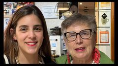 Tania Conde xunto a s�a avoa, a tam�n modista Marisa Couso.