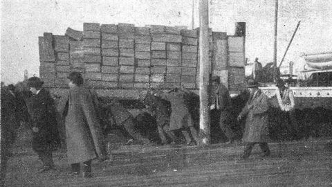 Empresarios vigueses descargando mercanc�a e el puerto durante la huelga general de noviembre y diciembre de 1919