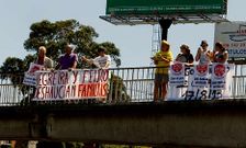 Los residentes en el Ofim�tico se concentran cada viernes para exigir una soluci�n al realojo.