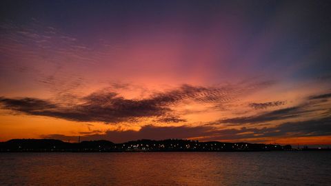 Candilazo al atardecer con nubes de tipo medio y alto. Puerto deportivo, Gij�n