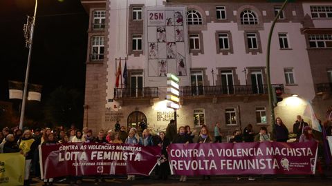 Grupos de manifestantes detrs de las pancartas, al pie de la Delegacin del Gobierno