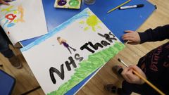 Un ni�o prepara una pintura de apoyo al servicio nacional de salud de Inglaterra.