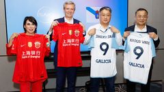 Mar&iacute;a Jes&uacute;s Lorenzana, conselleira de Econom&iacute;a; Alfonso Rueda, presidente de la Xunta; Jia Jianxu, presidente de SAIC Motors, y Wang Xiaoqiu, m&aacute;ximo responsable de la compa&ntilde;&iacute;a.