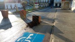 Uno de los maceteros derribados