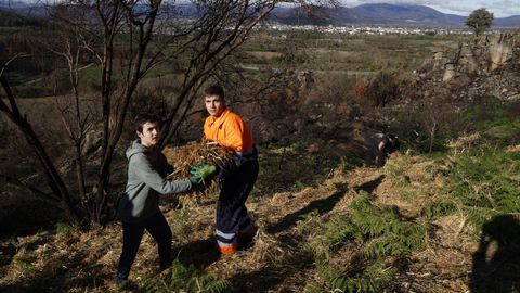 Alumnos de Vern y Xinzo participaron en la salida al monte.